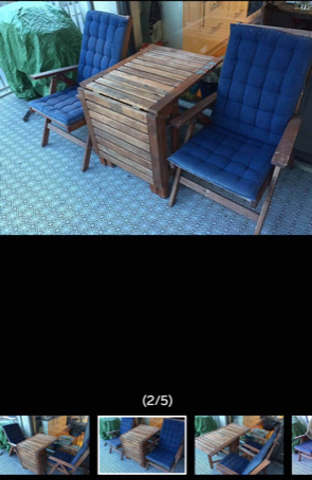 Brune hagemøbler med blå puter på en veranda.