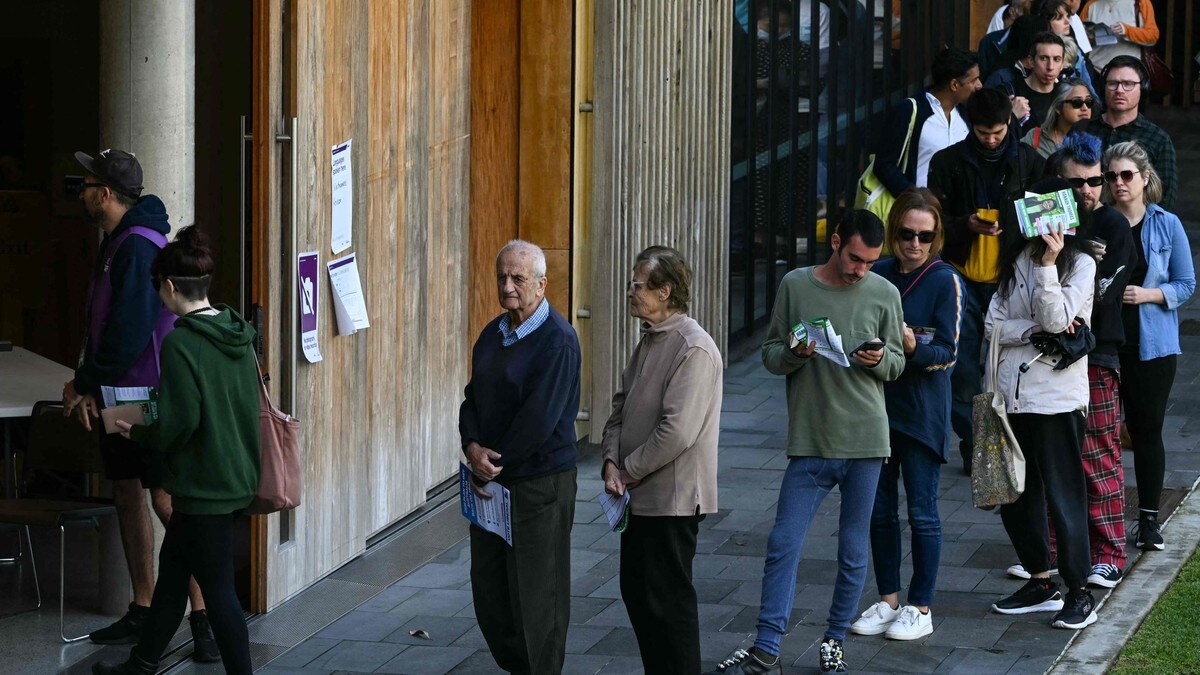 Valglokalene har åpnet i Australia
