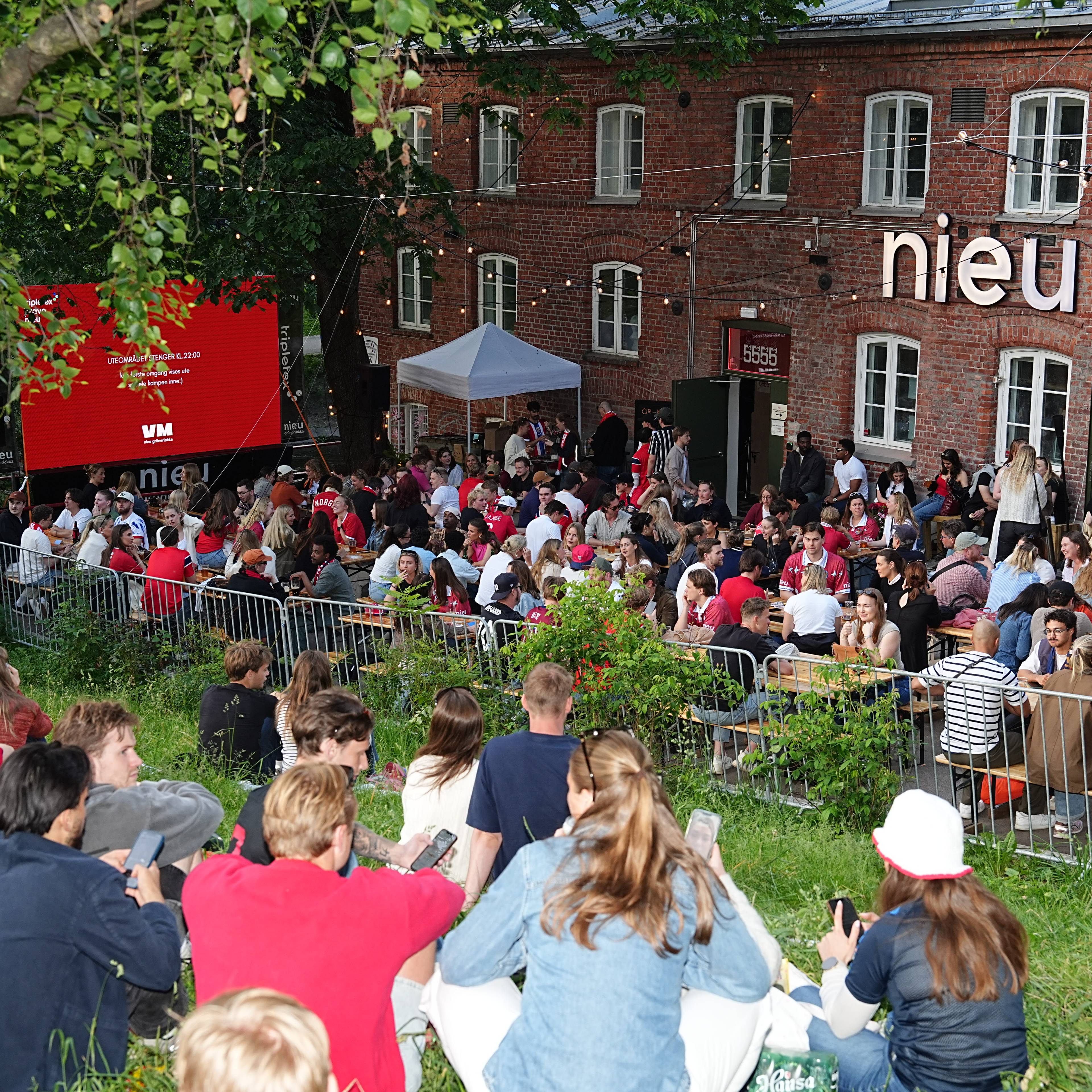 En stor folkemengde utenfor en bygning (Bildebeskrivelsen er laget av en KI-tjeneste)