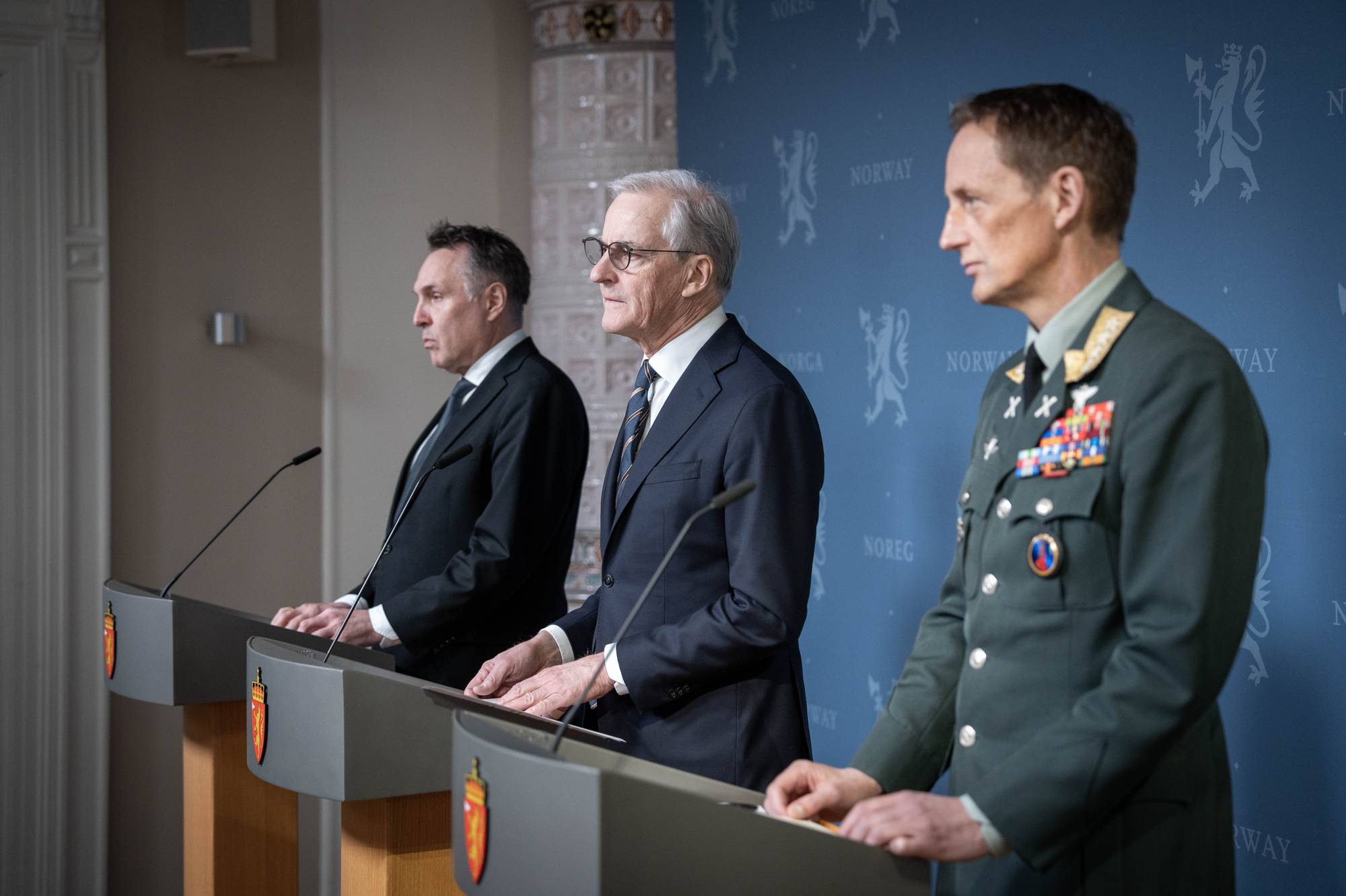 Statsminister Jonas Gahr Støre og forsvarsminister Tore O. Sandvik med forsvarssjef Eirik Kristoffersen.