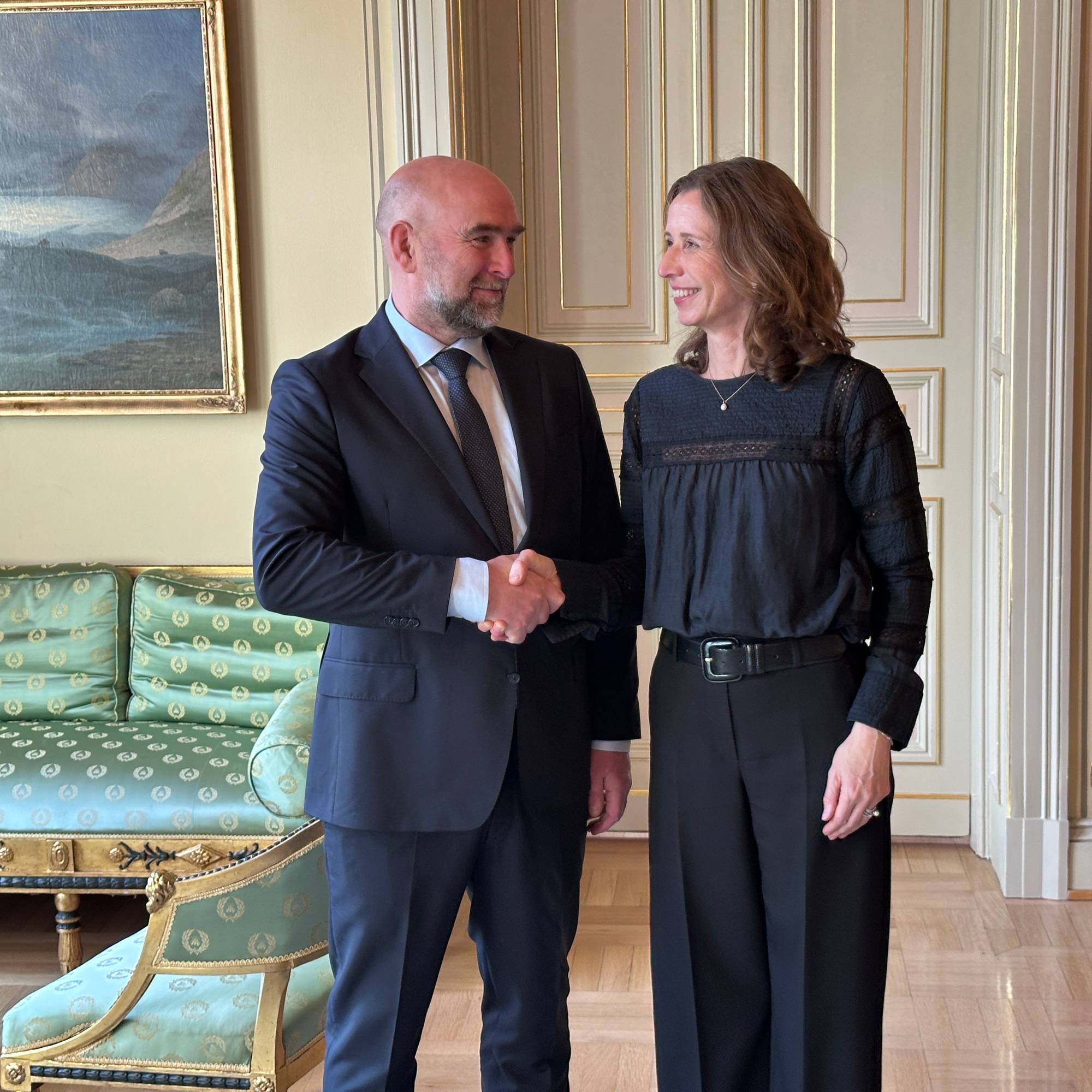 Jens Olav Vestgøte Sæther blir ny sysselmeister på Svalbard. Her saman med svalbardministeren, Astri Aas-Hansen.