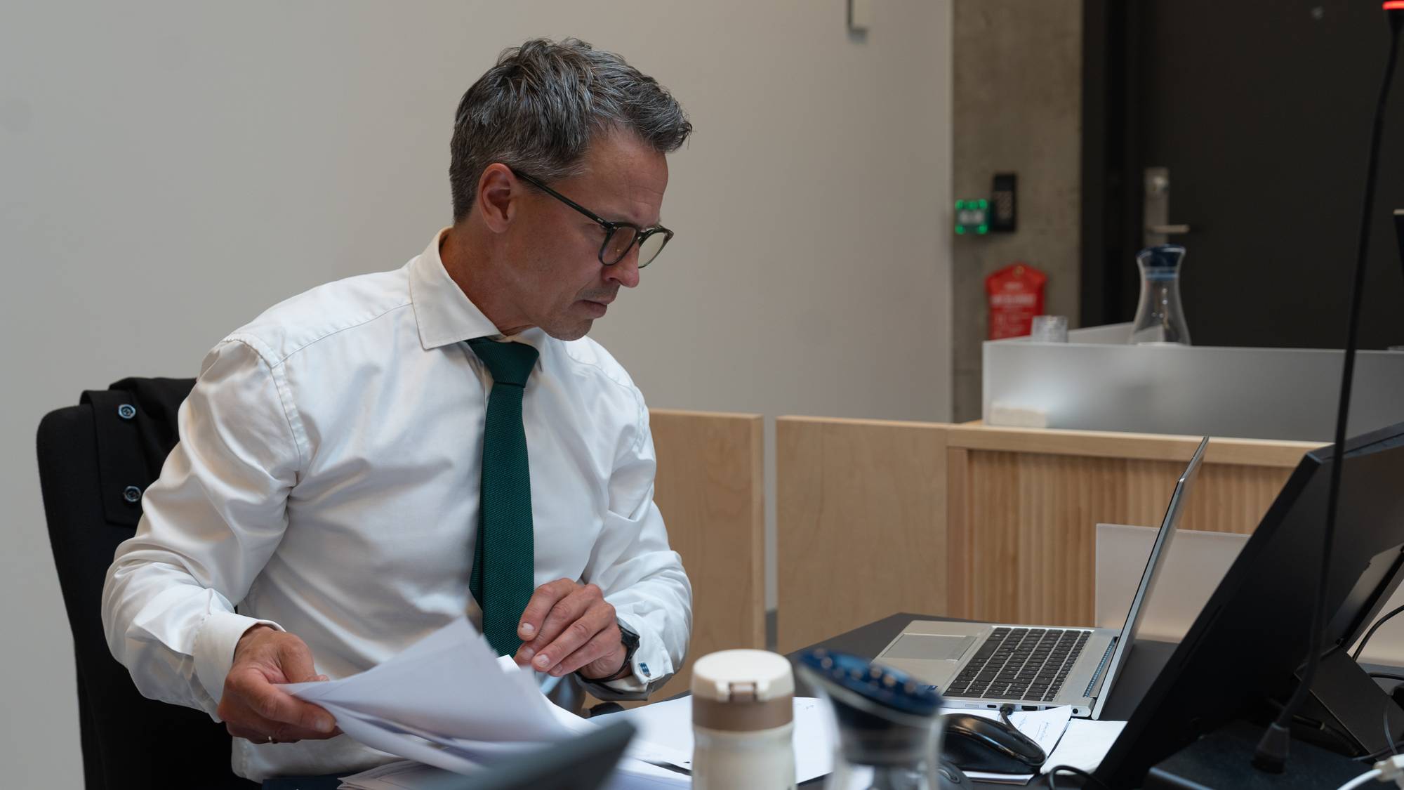 Aktor, statsadvokat Alvar Randa, sjekker papirer i en pause.