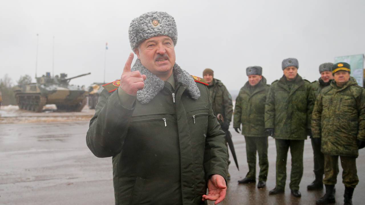 Lukasjenko framfor belarusiske soldatar i februar 2022. 