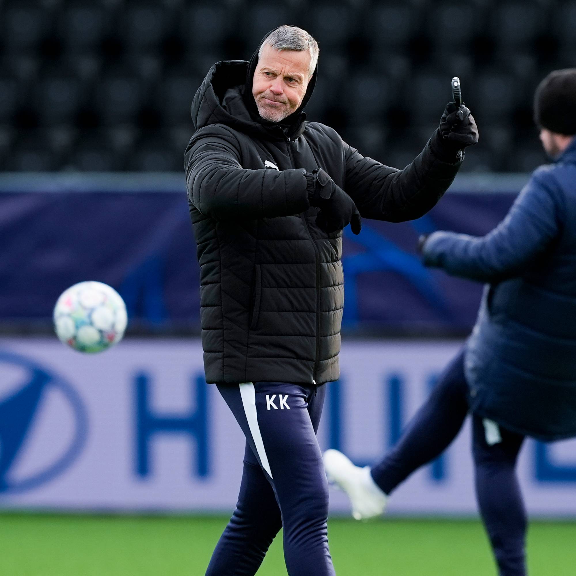 Fotballtrener Kjetil Knutsen leder en treningsøkt på en gressbane. (Bildebeskrivelsen er laget av en KI-tjeneste)