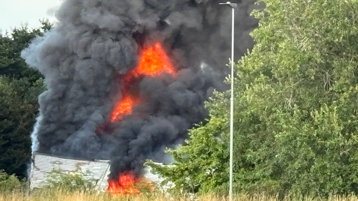 Brann i Fredrikstad: Advarer om farlige gasser