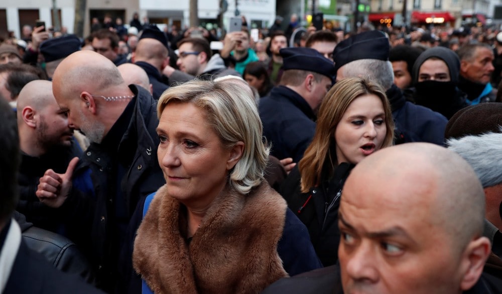Le Pens deltagelse i minnemarsj provoserer jøder i Frankrike