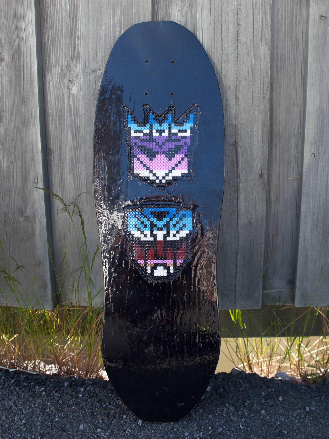 Svartlakkert hjemmelaga skateboard