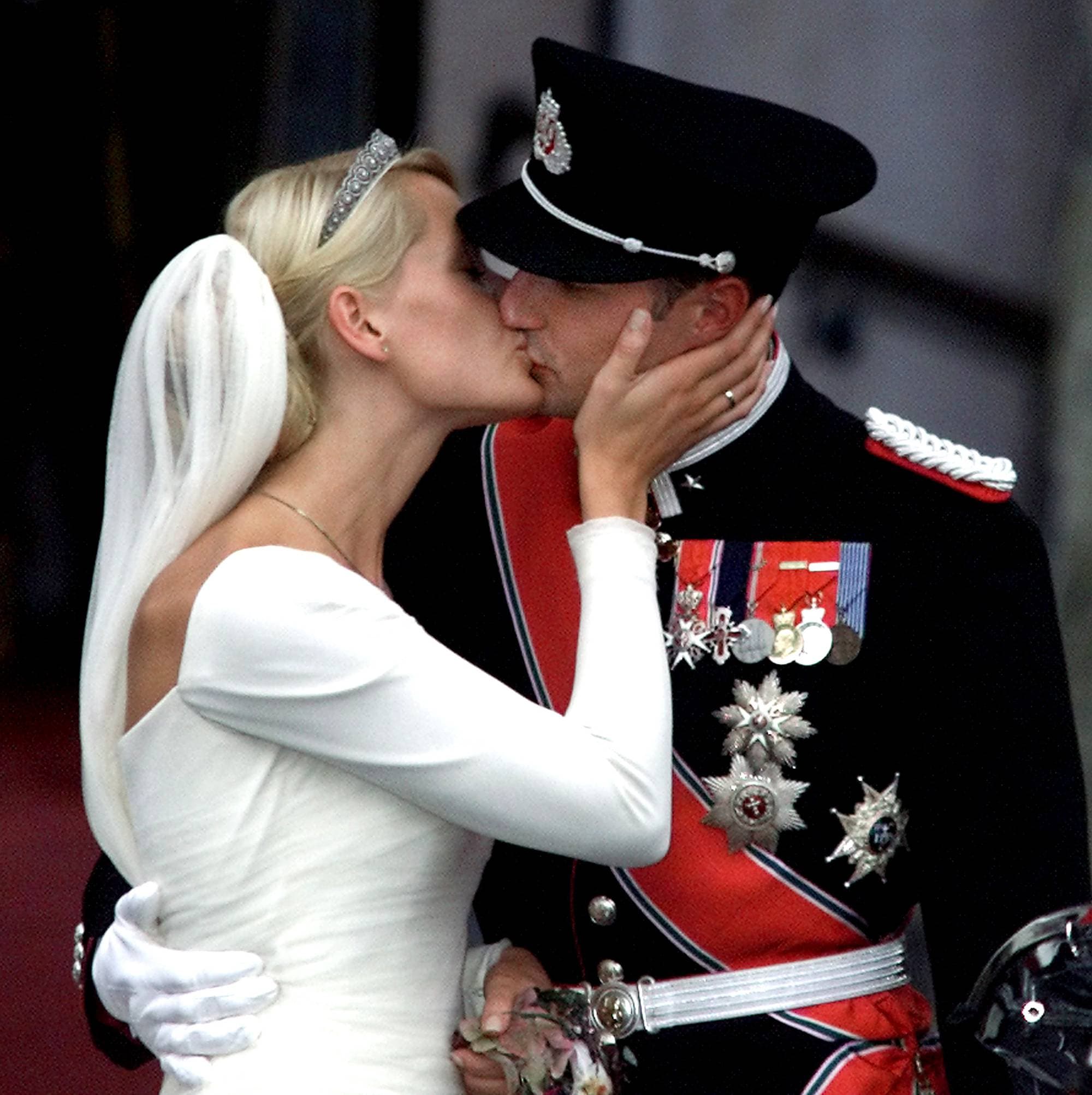 Kronprins Haakon og kronprinsesse Mette-Marit kysse utenfor Oslo domkirke etter vielsen