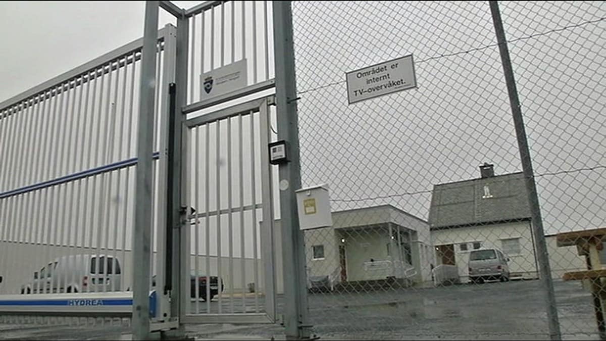 Spiser ved siden av toalettet og mangler oppfølging ved selvmordsfare