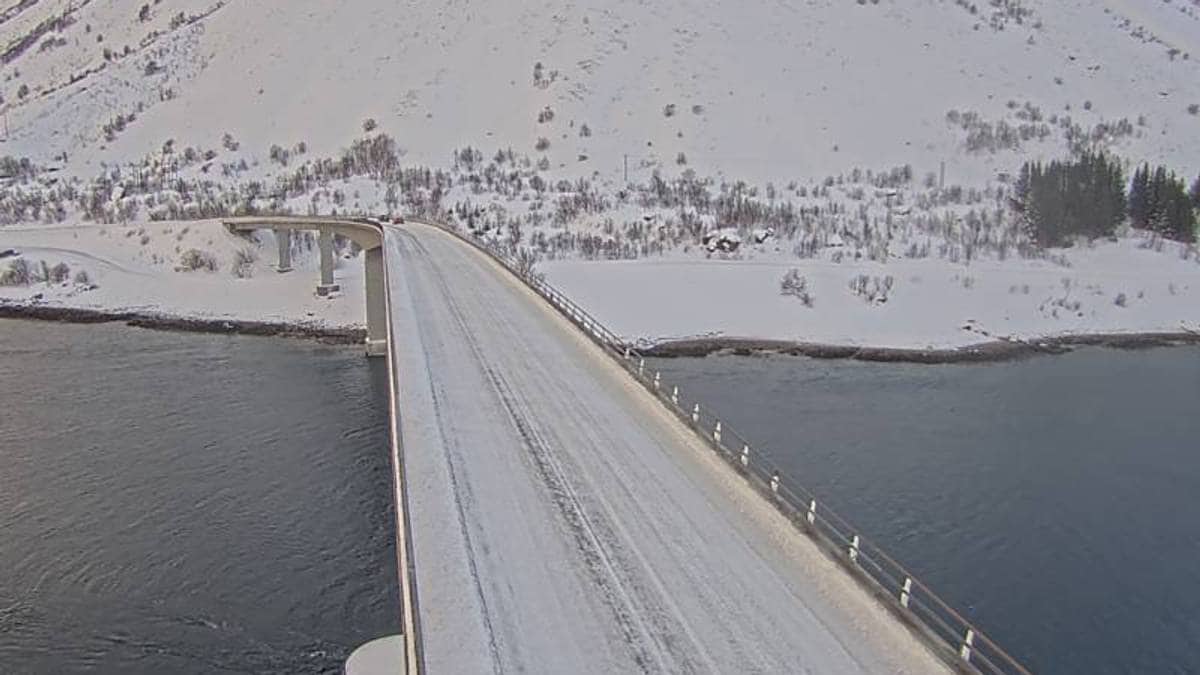 Tre kjøretøy og 8 personer involvert i trafikkulykke