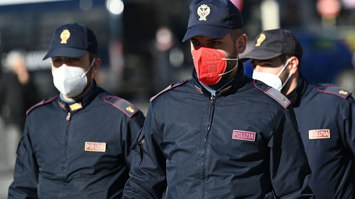 Italiensk politi protesterer mot rosa munnbind