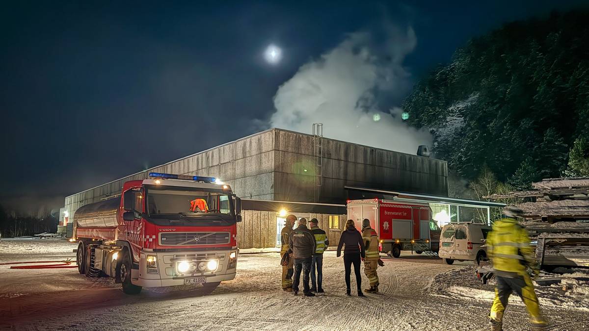 Kontroll på lagerbrann i Åseral – sikkerhetssone på 50 meter