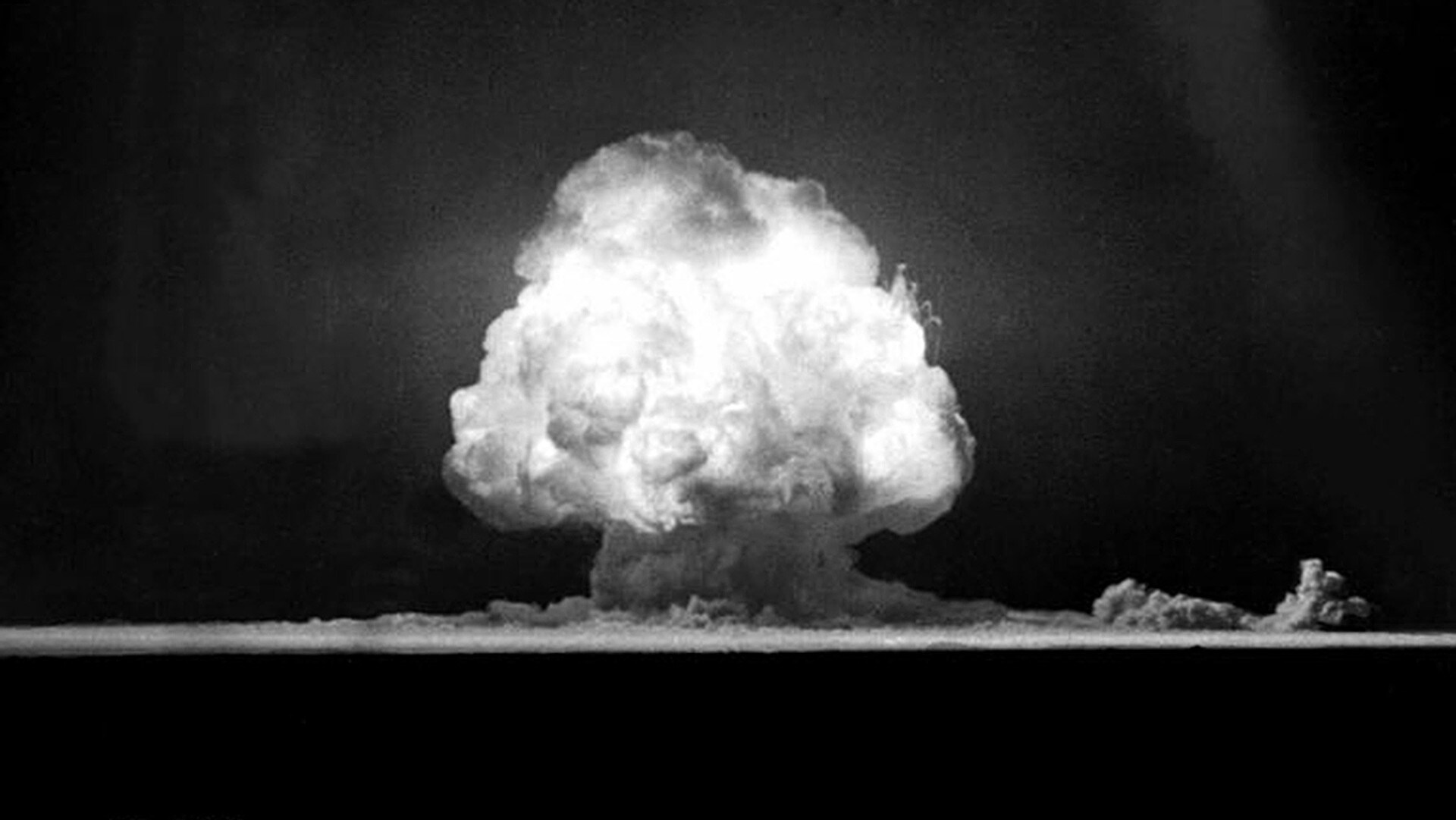 Мирный ядерный взрыв. Тринити испытание ядерного оружия. Ядерный взрыв Тринити 1945. Испытания атомной бомбы Тринити. Манхэттенский проект атомная бомба.