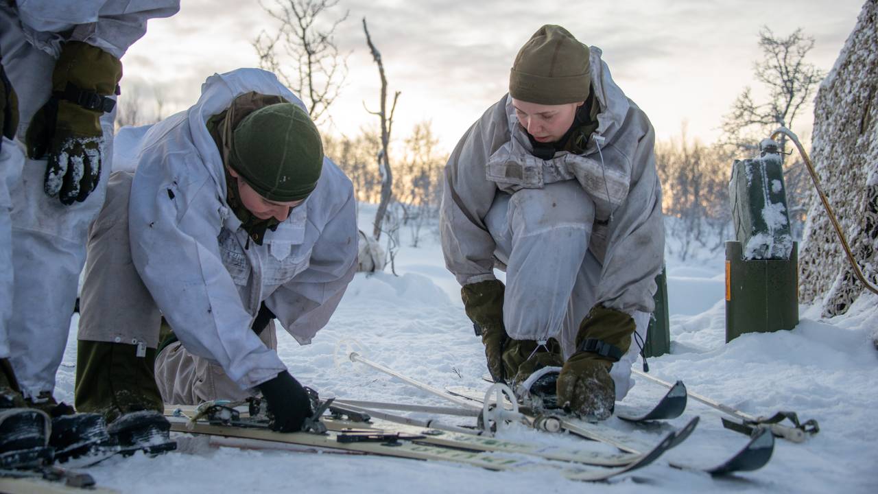 Soldatene tilpasser skiene før øvelsens første skitur