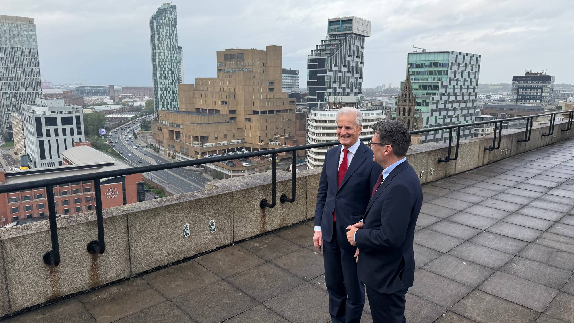 Støre og Burnham ser ut over Liverpool i forbindelse med det første møtet mellom de to statsministrene.