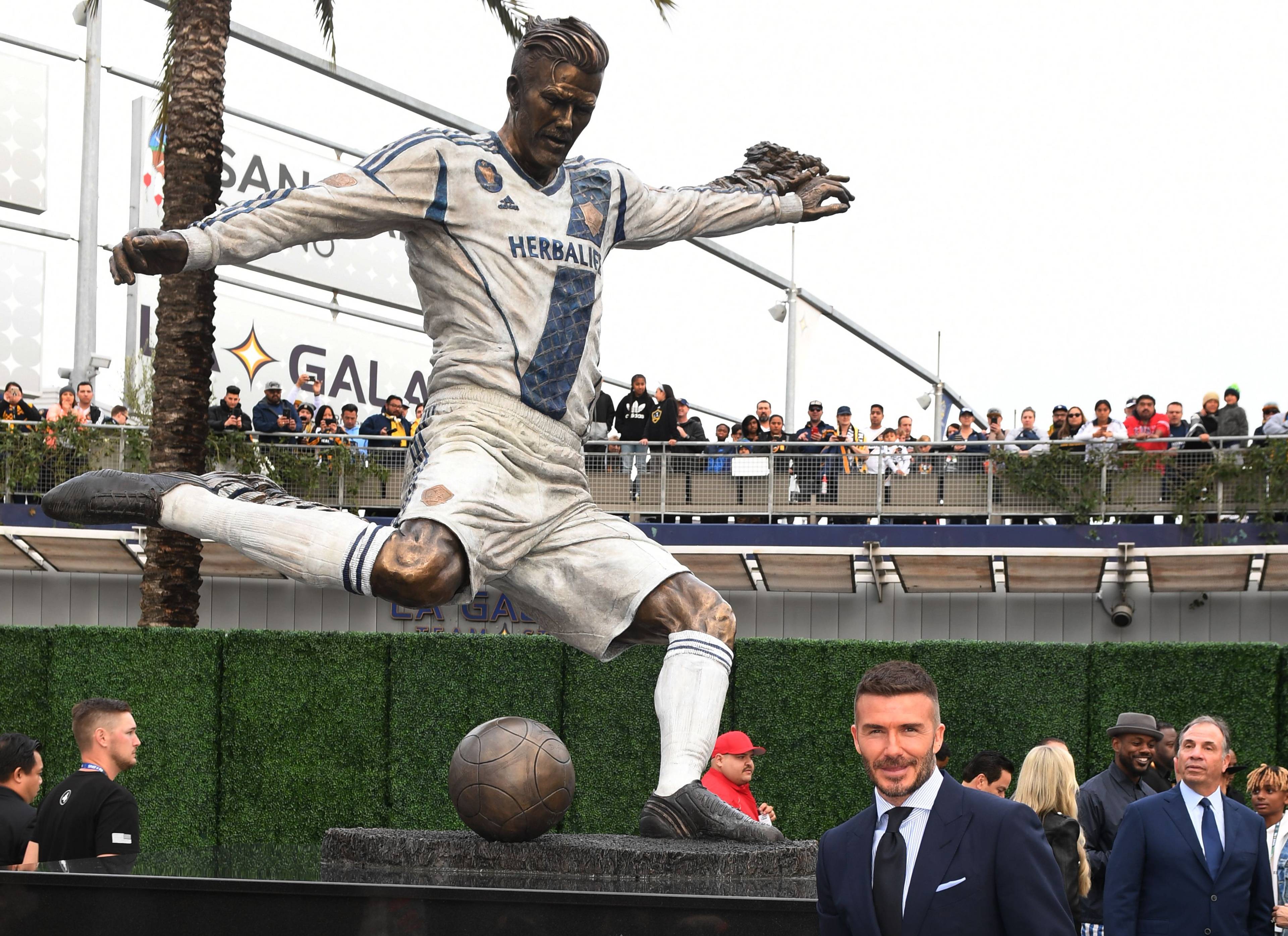 David Beckham avdukar ein statue av seg sjølv utanfor LA Galaxys stadion. (Bildebeskrivelsen er laget av ein KI-teneste)