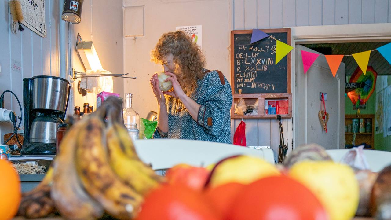 Margit Fausko sorterer og renser mat hun har funnet i søpla utenfor butikker på Ås.