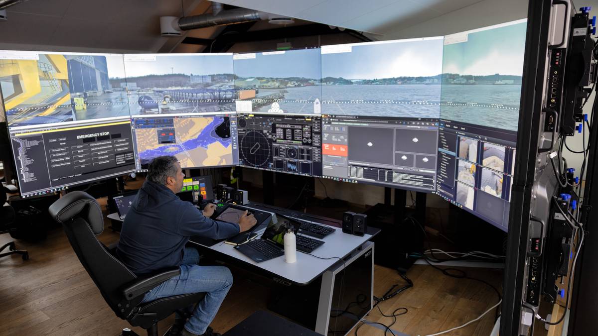 Kaptein og mannskap styrer stort skip fra land