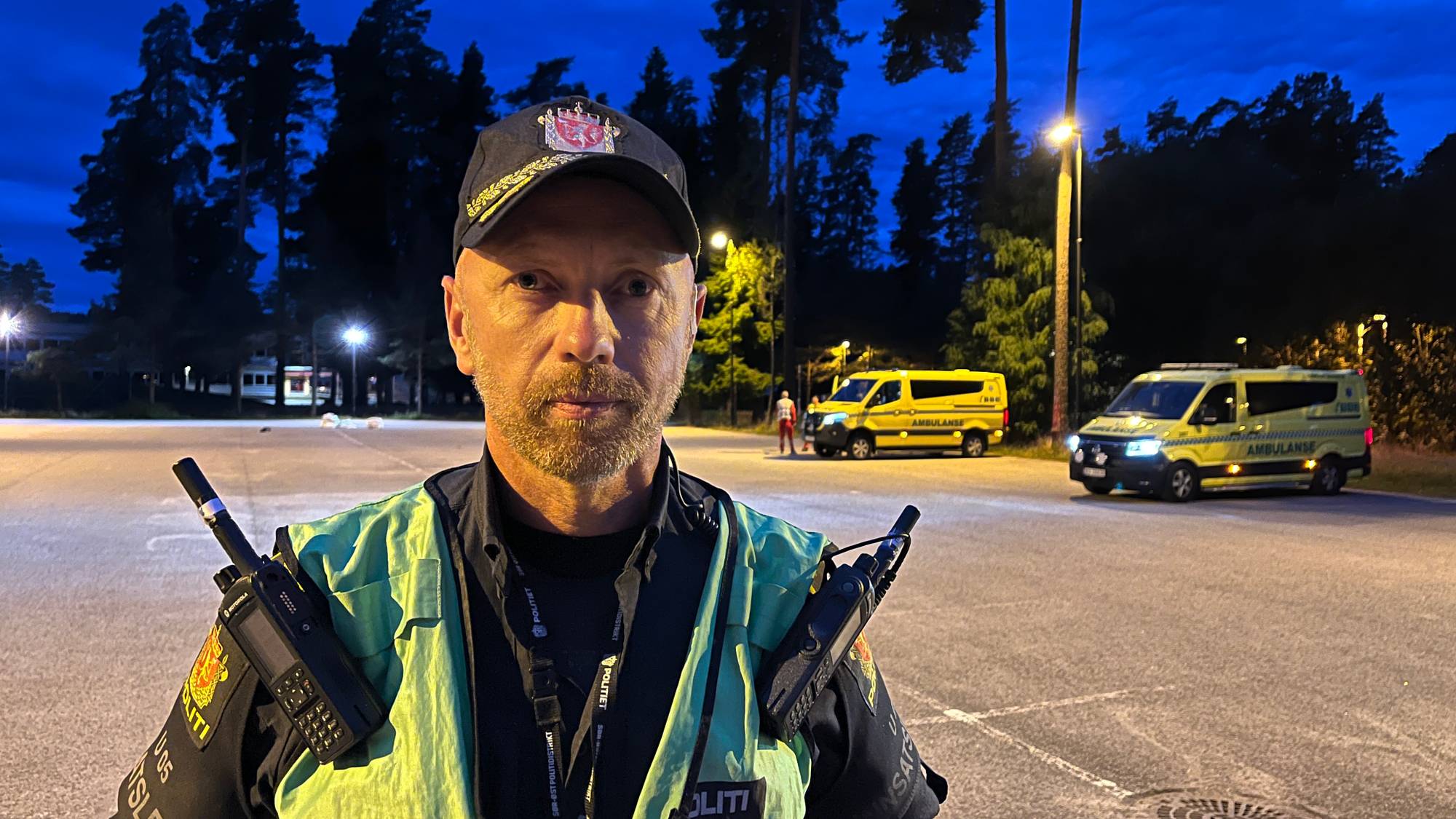 politimann avbildet på kveldstid