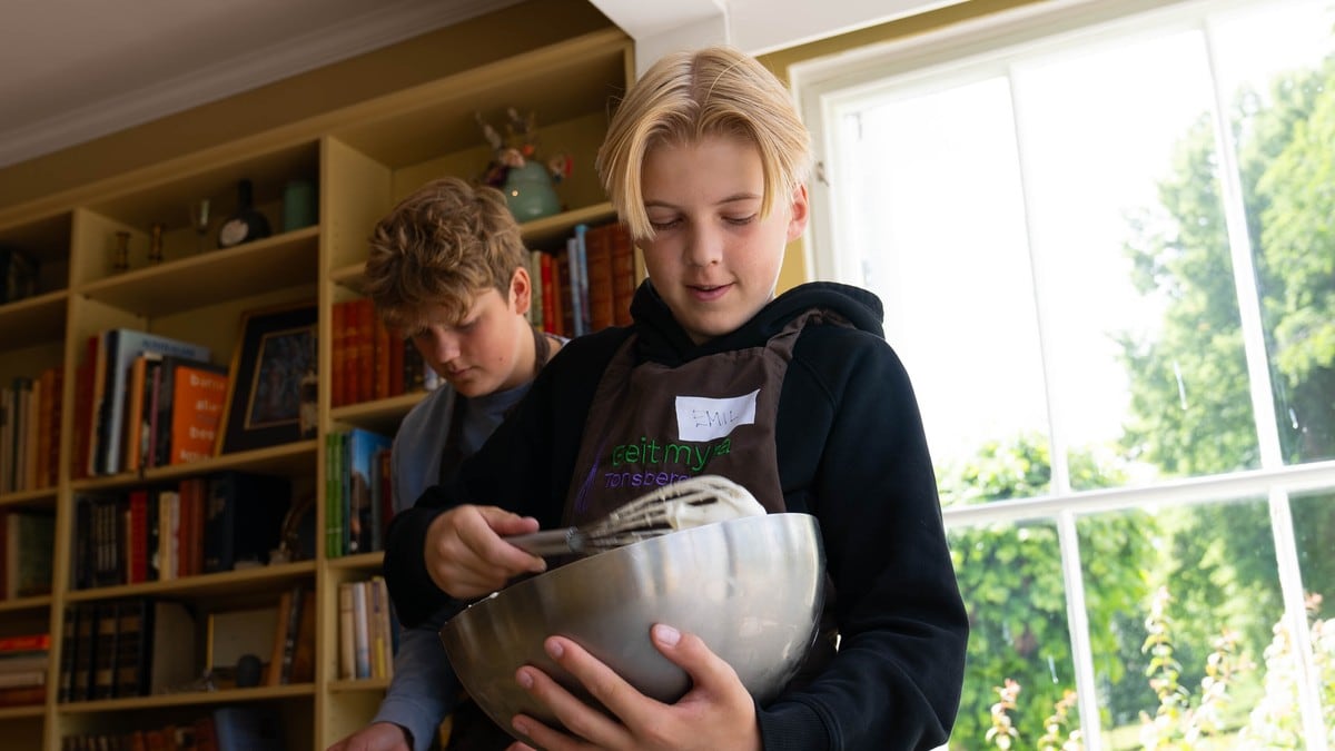 Emil (13) og Eirik (14) er kokker for Geitmyra