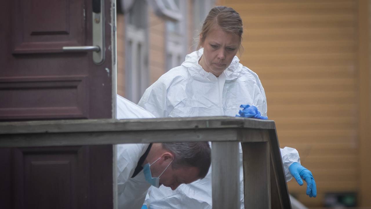 To hvitkeldde krimteknikere på åstedet der mann ble funnet død i Trondheim.