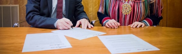 Sametinget og Statskog er enige om å fornye sin samarbeidsavtale. Nytt i avtalen, som undertegnes tirsdag 13. januar 2015 , er at Statskog og Sametinget skal legge til rette for å styrke dialogen mellom utbyggingsaktører og samiske rettighetshavere ved endret arealbruk.Vi mener at dette vil bidra til å bedre prosessene i kontakten mellom utviklingsaktører og reindrifta i arealutbyggingssaker, sier sametingspresident Aili Keskitalo og Statskogs styreleder, Gunnar Olofsson. Sametinget og Statskog er enige om å fornye sin samarbeidsavtale. Nytt i avtalen, som undertegnes tirsdag 13. januar 2015 , er at Statskog og Sametinget skal legge til rette for å styrke dialogen mellom utbyggingsaktører og samiske rettighetshavere ved endret arealbruk.Vi mener at dette vil bidra til å bedre prosessene i kontakten mellom utviklingsaktører og reindrifta i arealutbyggingssaker, sier sametingspresident Aili Keskitalo og Statskogs styreleder, Gunnar Olofsson.