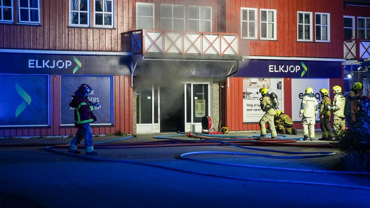 Brann i Hadsel – politiet har evakuert flere bygg og leiligheter