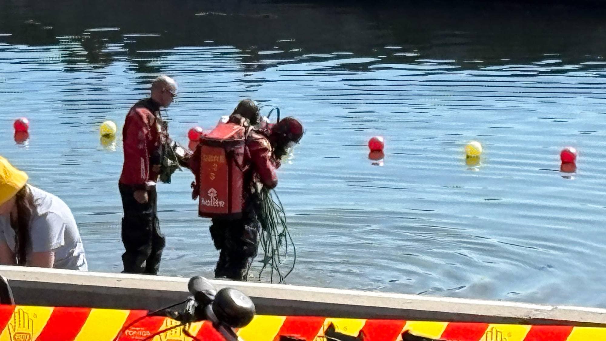 Dykkere på vei inn i vannet på Sørenga