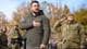 Foto: Ukrainian Presidential Press Office,NTB Ukrainas president Volodymyr Zelenskyj med hånden på brystet mens en soldat gjør honnør. (Bildebeskrivelsen er laget av en KI-tjeneste)