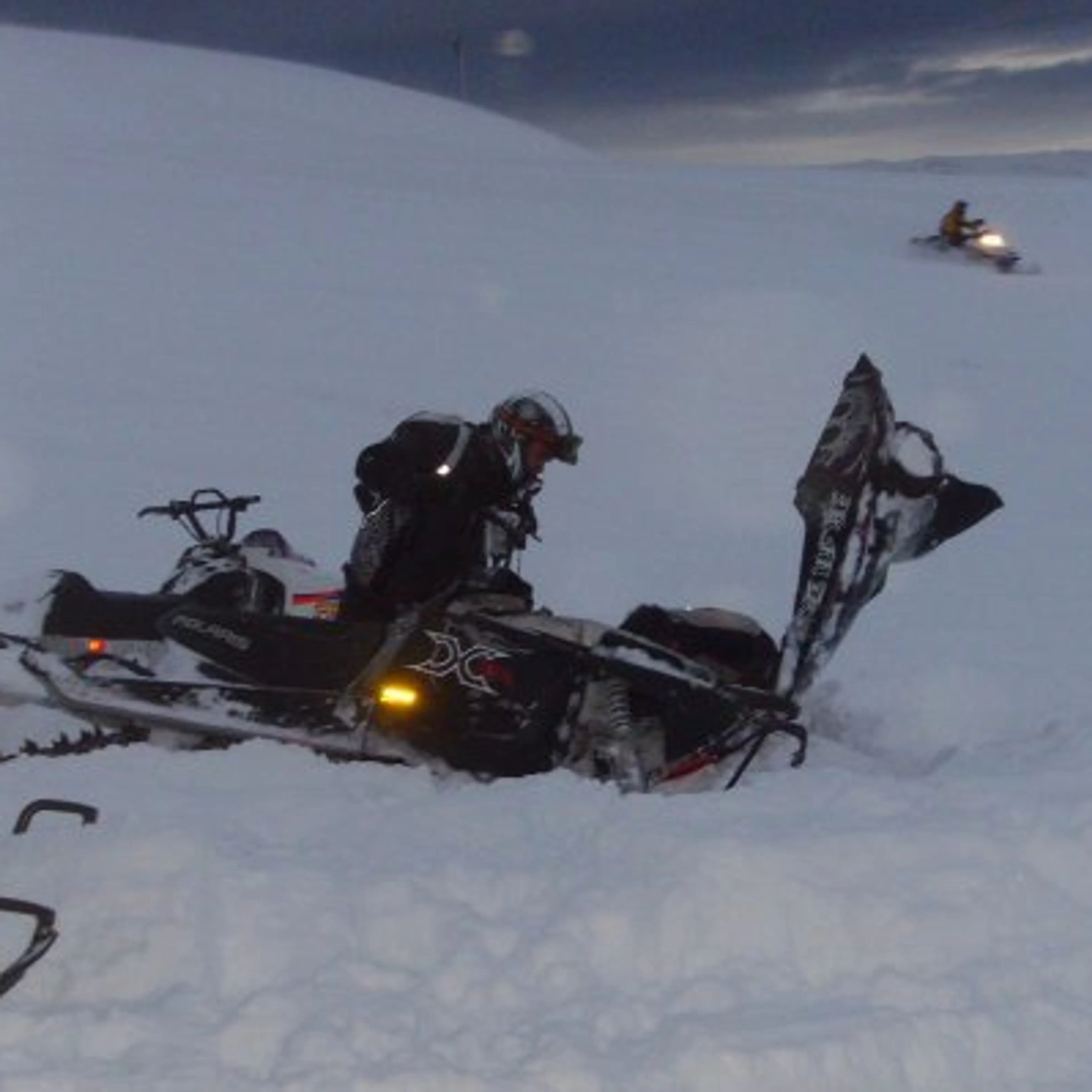 Steffen Ulvatne på snøskuter ute på snødekte vidder i Finnmark.