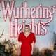 Jack Taylor / Reuters / NTB En person i rød kjole står foran en bakgrunn med teksten "Wuthering Heights". Omgivelsene har elementer av natur, som grener og steiner. Lyssettingen gir en dramatisk stemning. Bildet synes å være fra et arrangement knyttet til det nevnte verket. (Bildebeskrivelsen er laget av en KI-tjeneste)