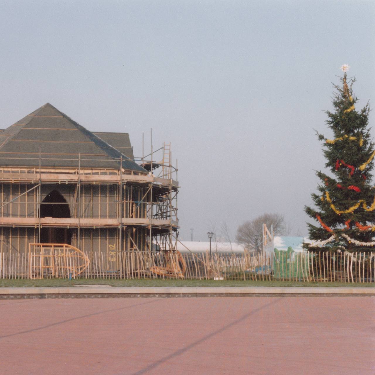 Den norske kirken i Cardiff med juletre fra Voss på begynnelsen av 1990-tallet