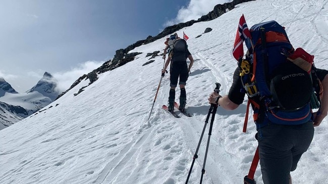 VAKKERT: Mange tok turen til topps i Jotunheimen 17. mai i år. Men geologen ber folk følgje nøye med på dei åtvaringane som kjem om skredfare.