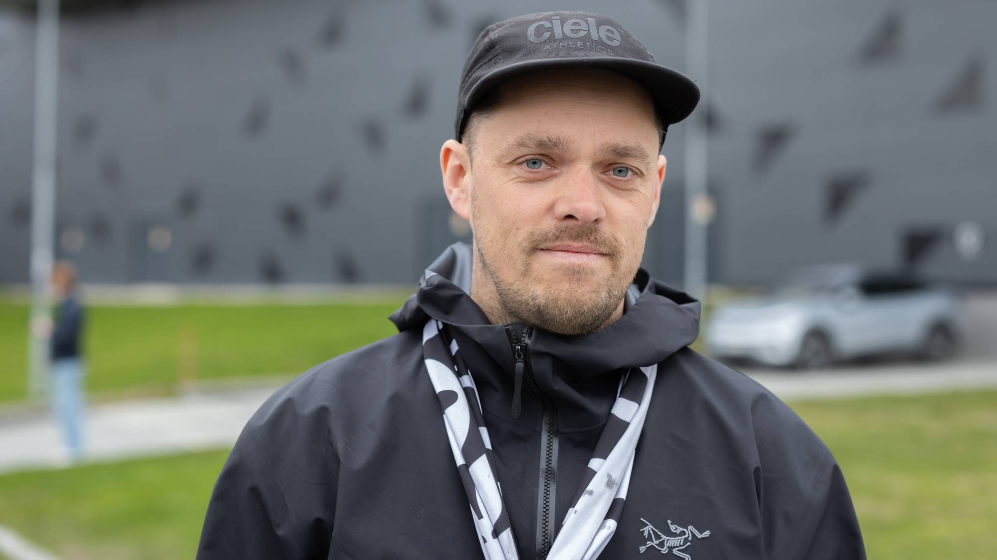 Leder i Rosenborgs (RBK) supporterklubb Kjernen, Inge Braa. Portrettbilde. Han kikker mot fotografen og smiler forsiktig. 