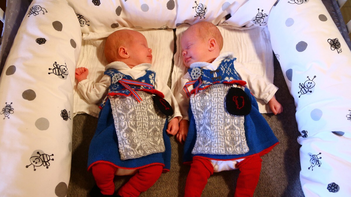 strikket bunad til to uker gamle tvillinger nrk trondelag lokale nyheter tv og radio
