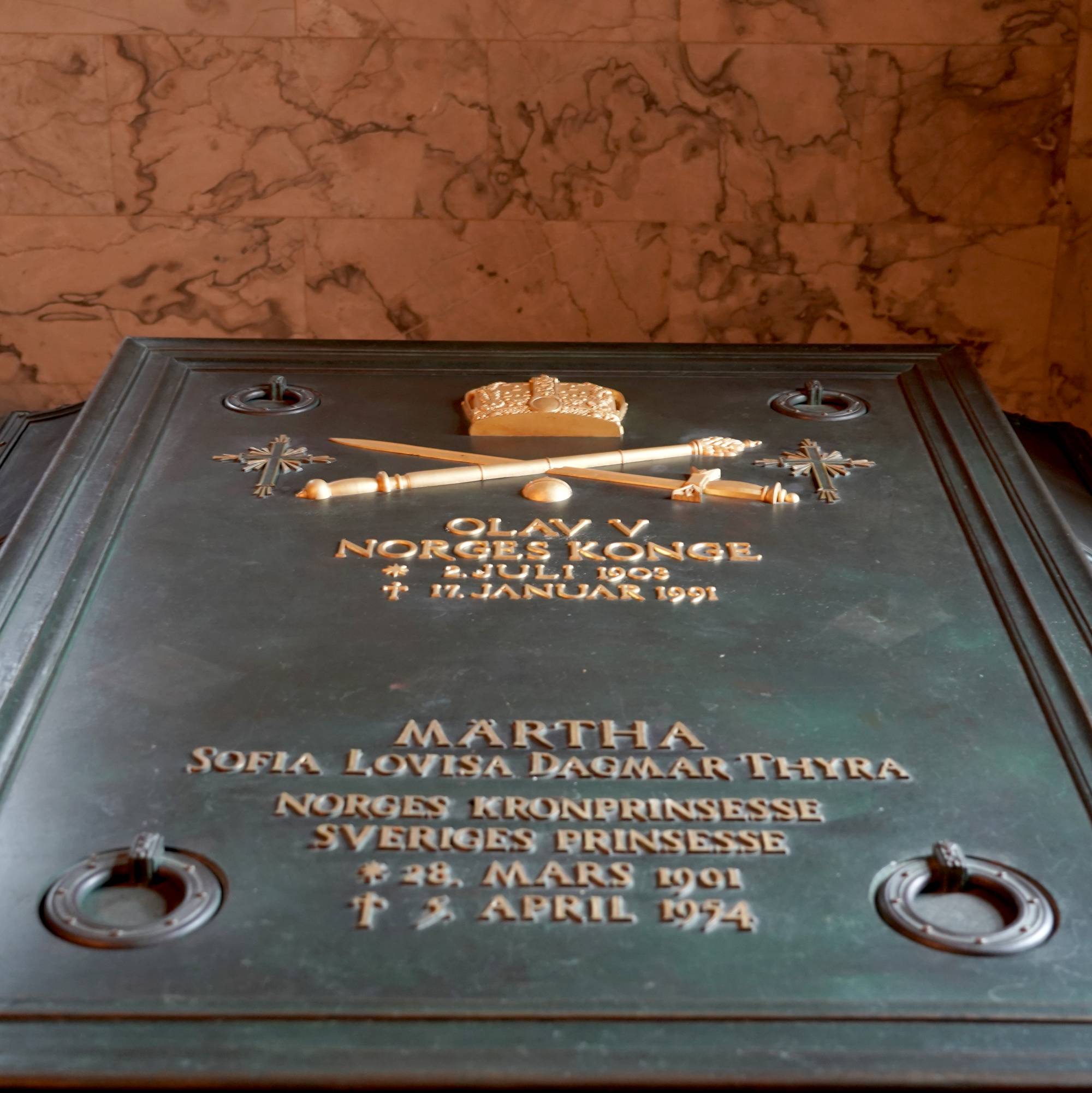 Kong Olavs sarkofag i Det kongelige mausoleum på Akershus slott