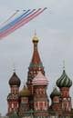 Shamil Zhumatov / REUTERS,NTB Flyene flyr over Peterskirken og etterlater røyk i fargene til det russiske flagget. Været er overskyet. (Bildebeskrivelsen er laget av en KI-tjeneste)