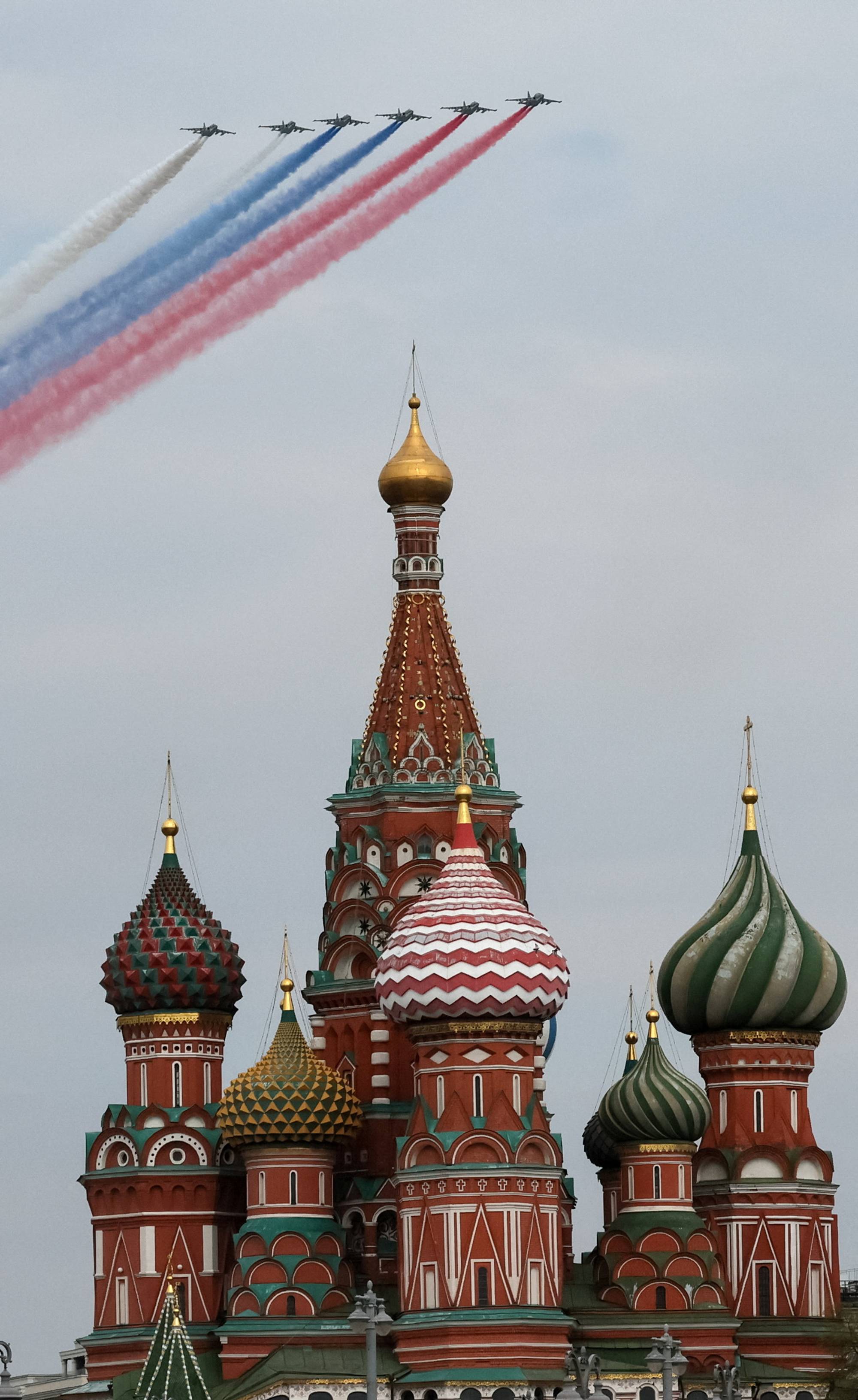 Flyene flyr over Peterskirken og etterlater røyk i fargene til det russiske flagget. Været er overskyet. (Bildebeskrivelsen er laget av en KI-tjeneste)