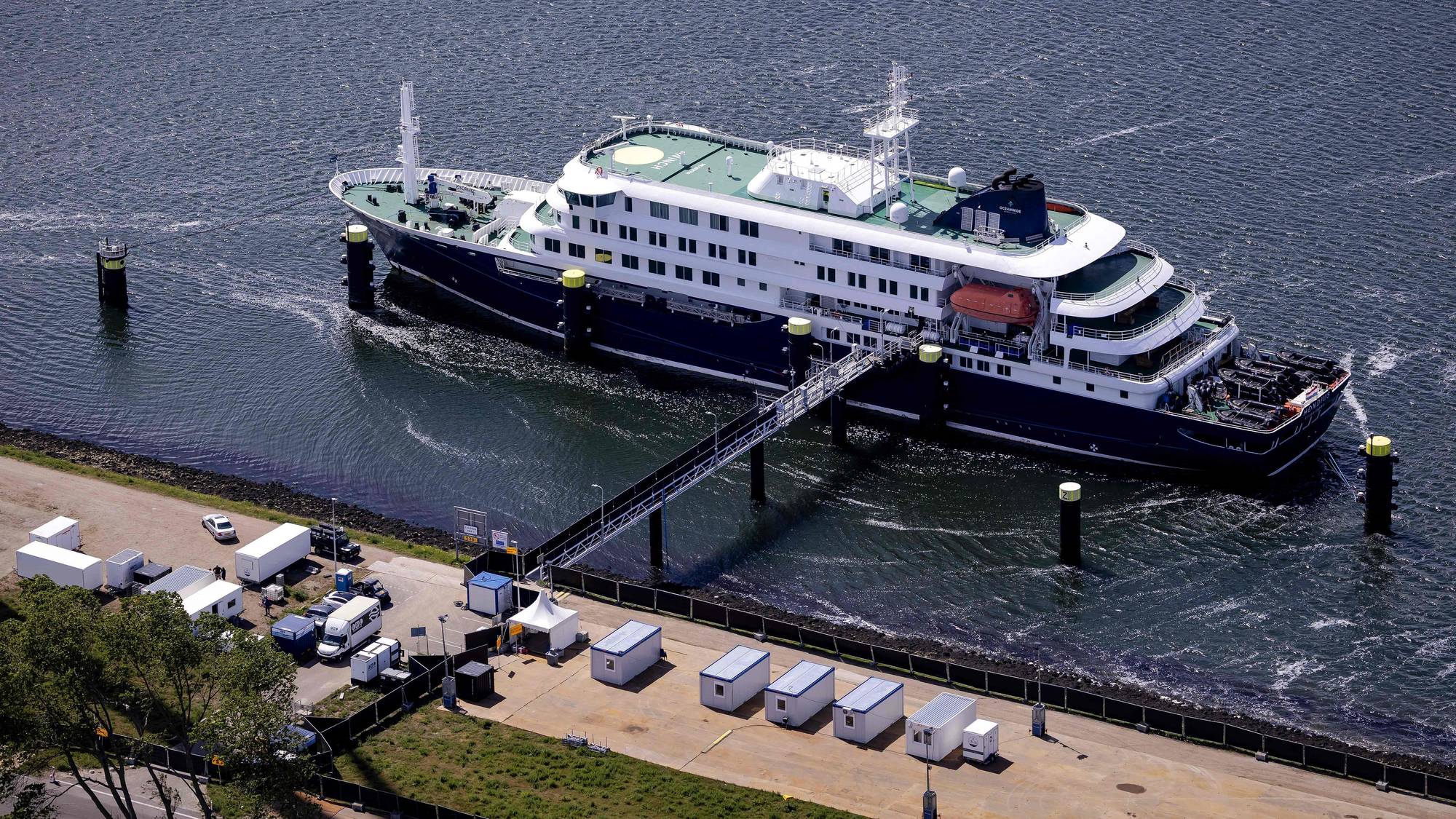 MV Hondius ved kai i Rotterdam.