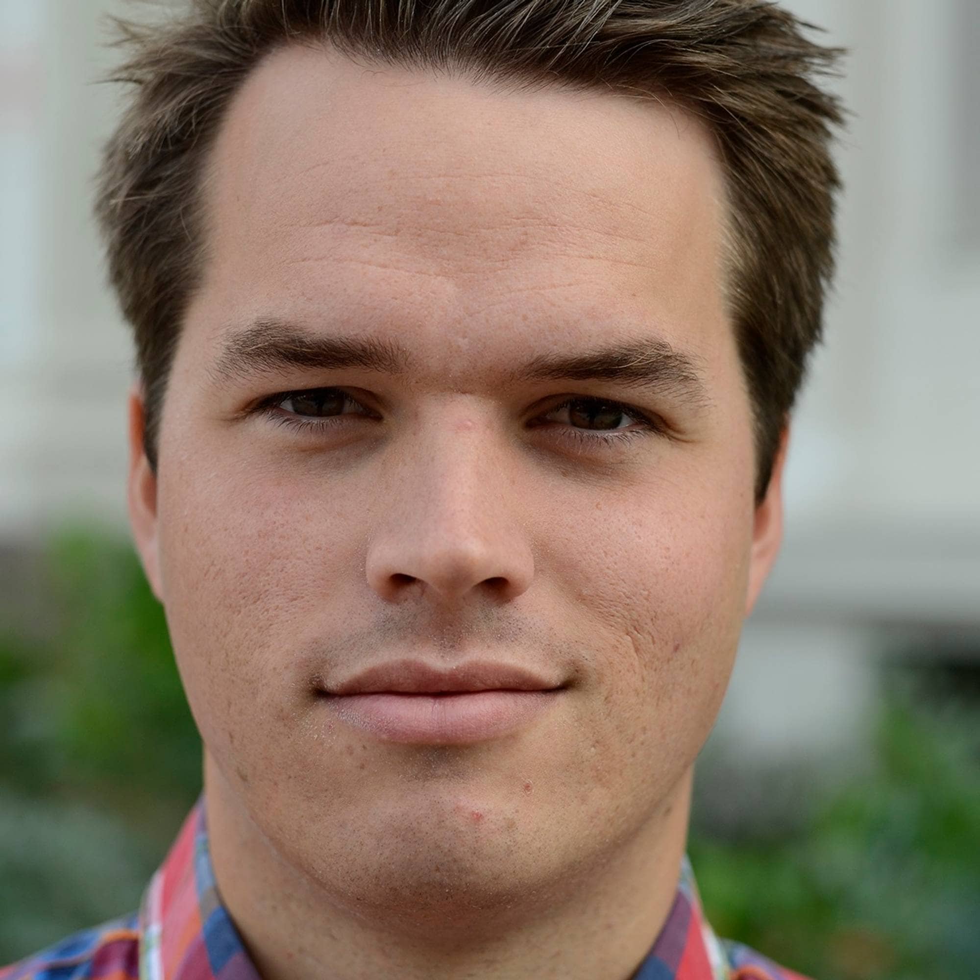 Bilde av Stian Øby Johansen. Han står ute og ser rett inn i kameraet. 