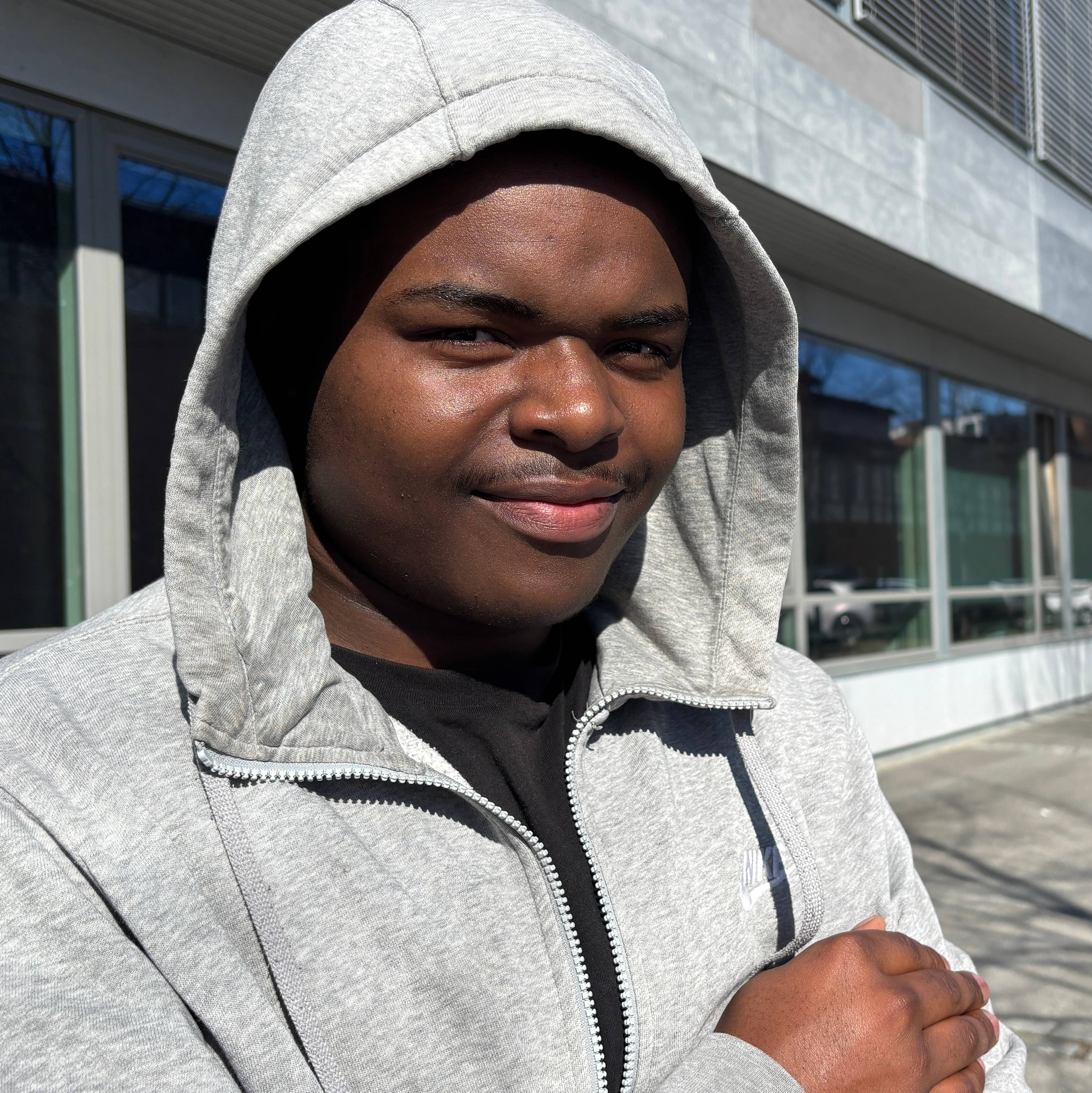 Binja Namegabe er 17 år og går i 2.klasse på Gjøvik videregående. Han har allerede bestemt seg for hva han skal stemme.
