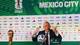 Henry Romero / REUTERS,NTB FIFA-president Gianni Infantino holder en pressekonferanse i Mexico City. Han snakker foran et bakteppe med FIFA World Cup 2026-logoen og diverse sponsorer. Ved siden av ham står en kopi av VM-trofeet. Bildet viser Infantino gestikulerende mens han snakker, med en fotball foran seg. (Bildebeskrivelsen er laget av en KI-tjeneste)