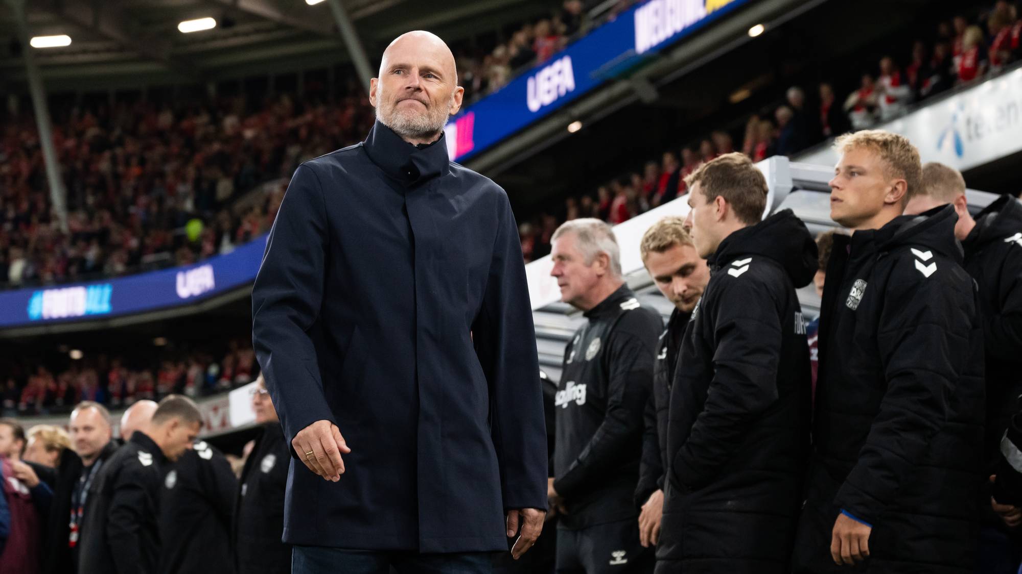Ståle Solbakken i ny frakk før kampen mot Danmark