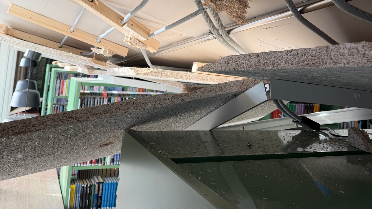 Stenger bibliotek og helsestasjon etter at takhimling falt ned