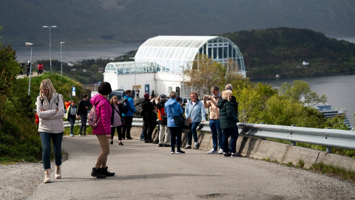 Første sesong utan turistbussar skapar kaos i vegane