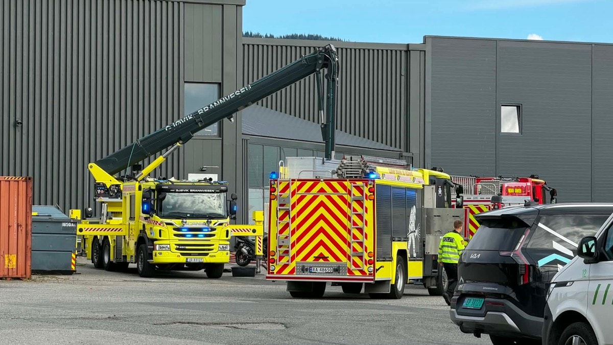 Brann i næringsbygg på Biri – 45 personer evakuert