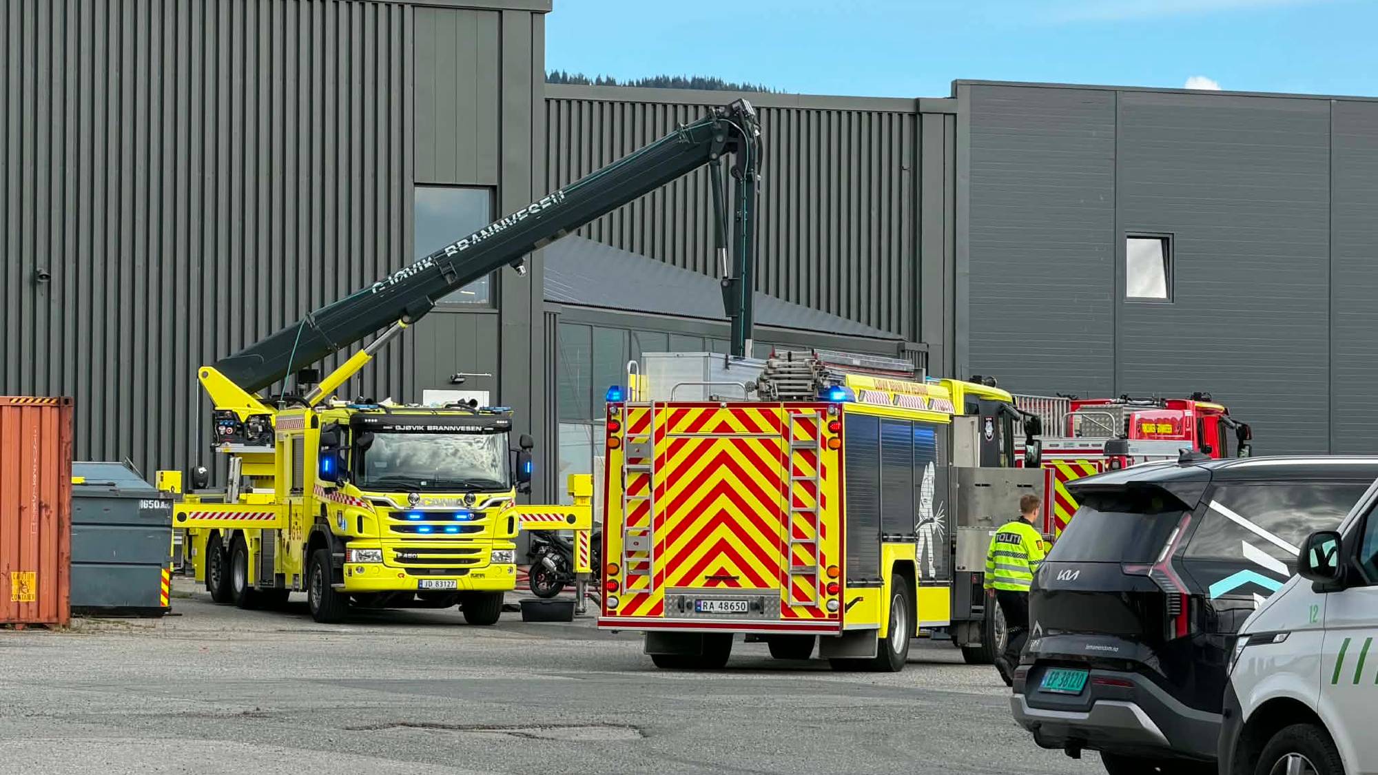 Brannbiler og politi på et næringsområde utenfor Gjøvik. (Bildebeskrivelsen er laget av en KI-tjeneste)