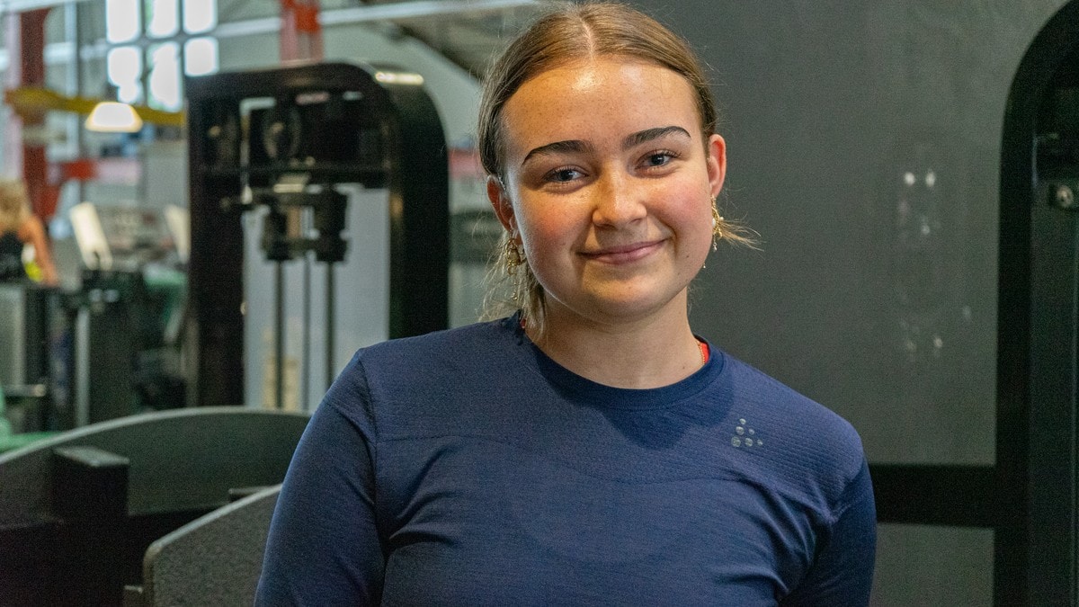 Selma (18) trener og har skjermtid på over seks timer hver dag
