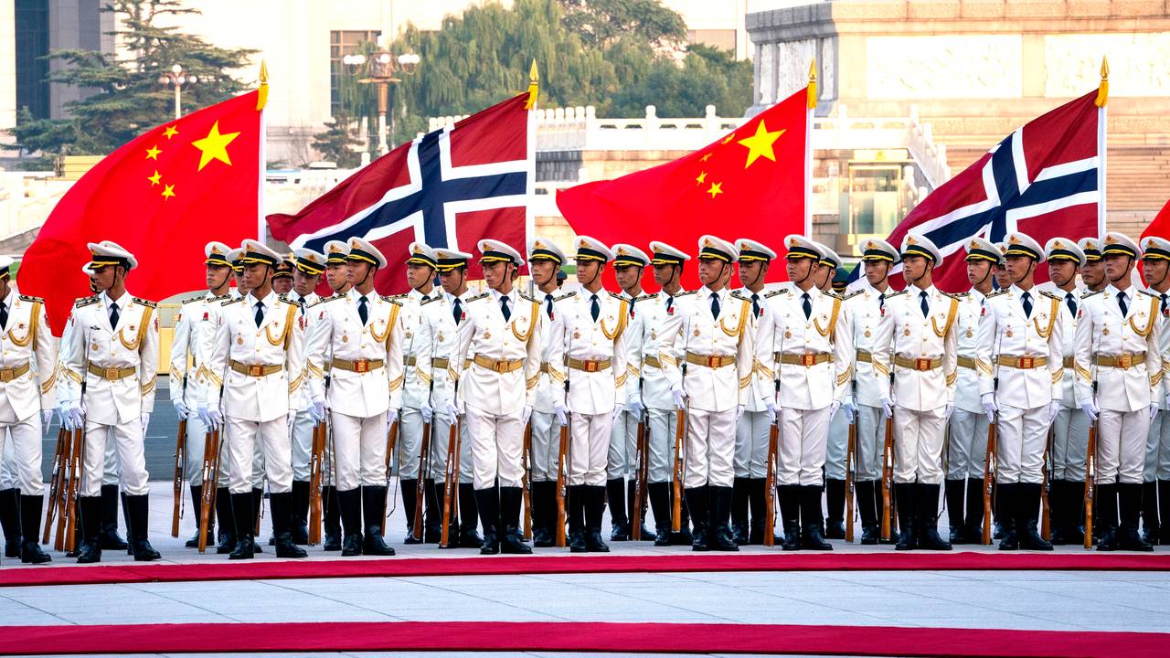 Æresgarden i Kina står oppstilt med norske og kinesiske flagg