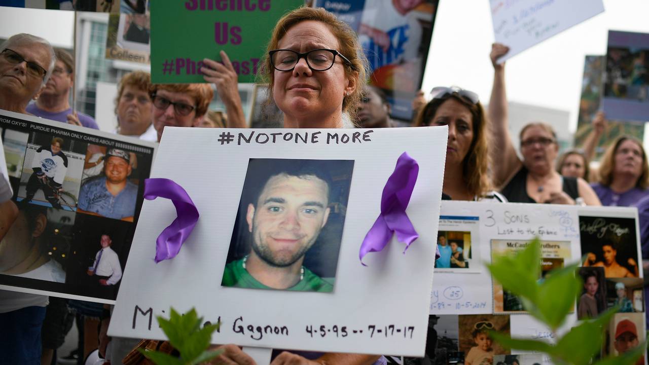 Christine Gagnon fra Connecticut holder en plakat med bilde av en som har dødd av en opioid-overdose. Gagnon er med i en demonstrasjon med folk som har mistet nære og kjære i opioidkrisen.